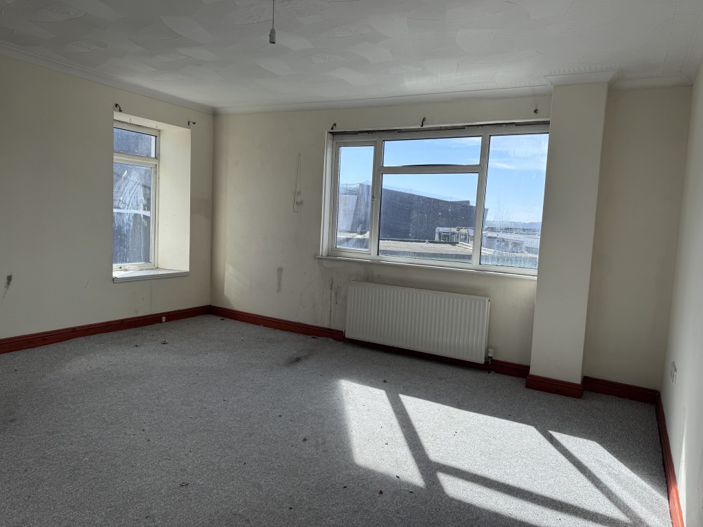 Lot: 9 - TOWN CENTRE BUILDING ARRANGED AS THIRTEEN FLATS IN NEED OF SIGNIFICANT IMPROVEMENT - Room in a second floor flat